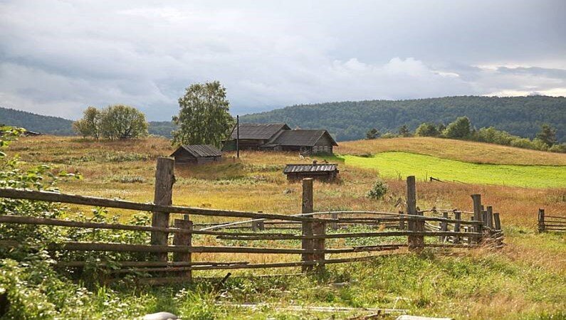 Кажется, что вот там на природе ждёт счастье 