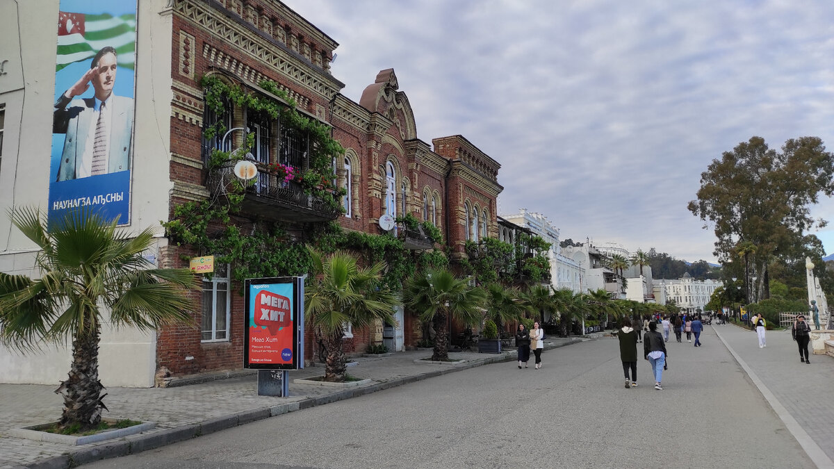 Люди требуют запретить строительство в районе набережной в Сухуме. Фото: Кирилл Полиенко/Polienko: путешествуем вдвоём