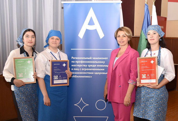 Министр образования и науки КЧР Инна Кравченко с победителями регионального чемпионата. Фото Светланы ОСЕЦКОЙ.