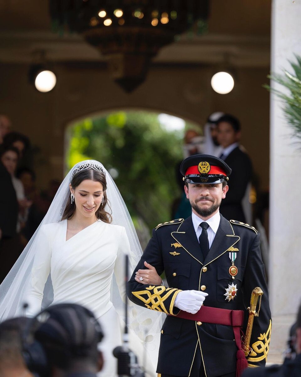 Невеста в балетках и 1700 гостей: все о свадьбе наследного принца Иордании Хусейна