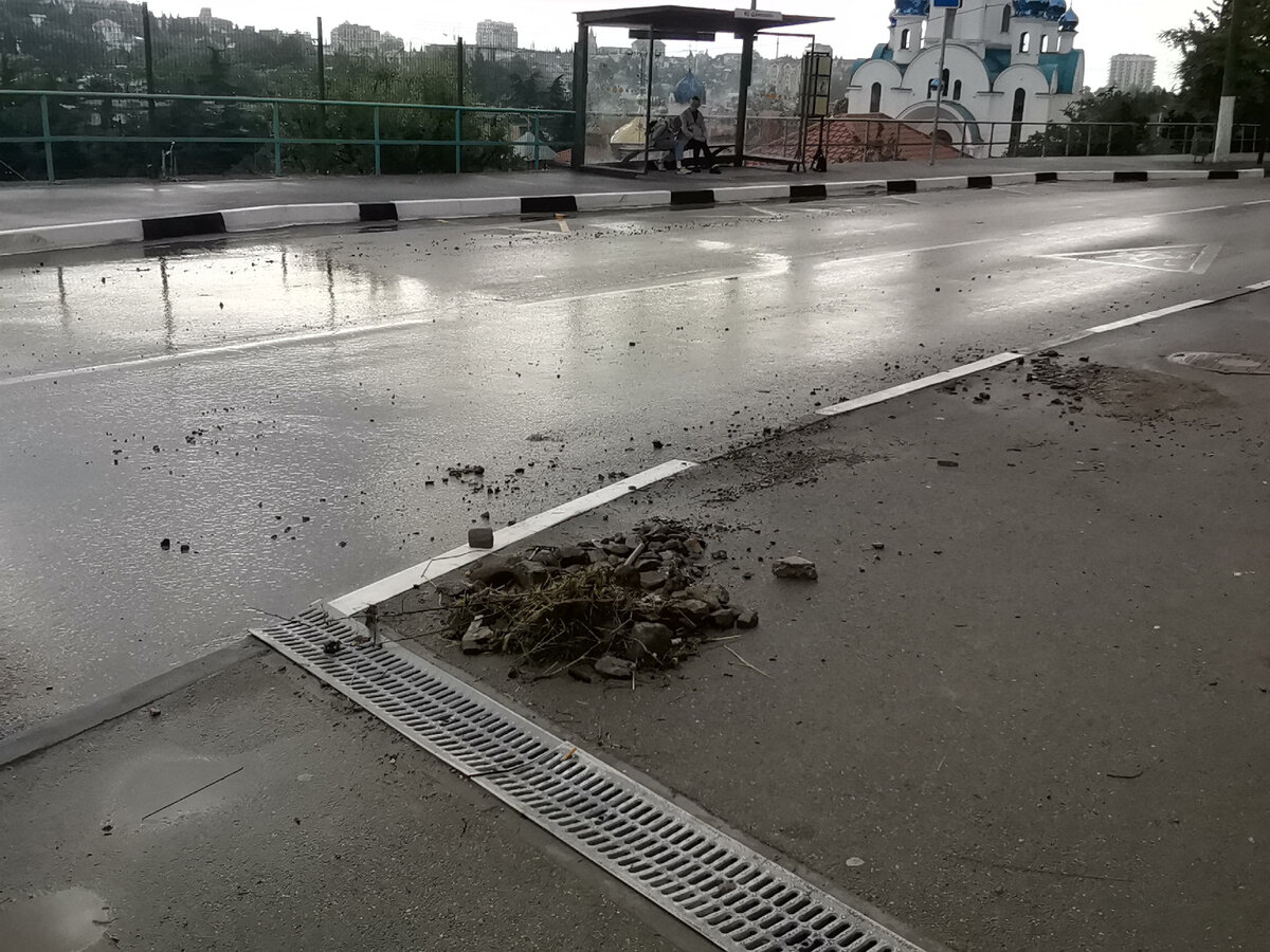 Сколько камней вынесло с потоками воды.