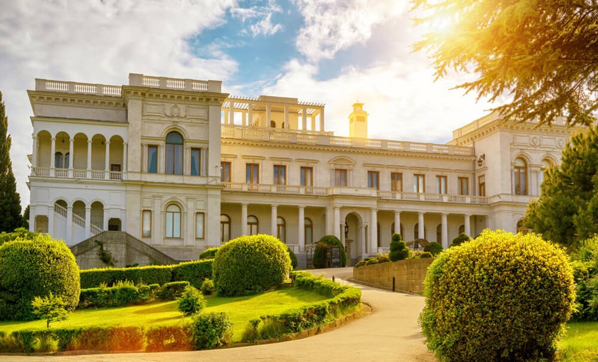 Ливадийский дворец в Ялте. Одна из главных достопримечательностей в Крыму