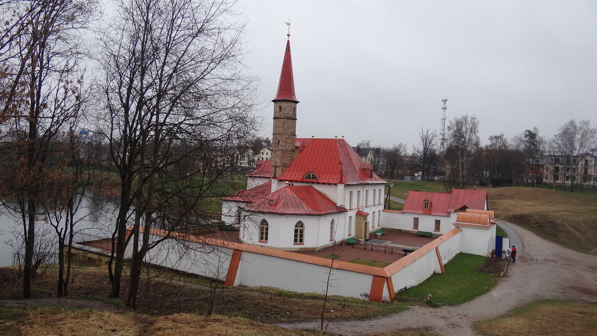 Приоратский дворец фото Приоратский дворец в Гатчине интересен не только своей архитектурой Патриций Тре