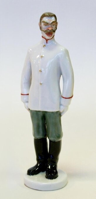 Борис Воробьёв (модель). Капитолина Косенкова (роспись). Скульптура «Унтер Пришибеев» из серии «Герои чеховских рассказов». 1960. ЛФЗ. Высота 17,5 см. Государственный Эрмитаж / Мз-С-5574. Госкаталог: 31132216. Источник: goskatalog.ru