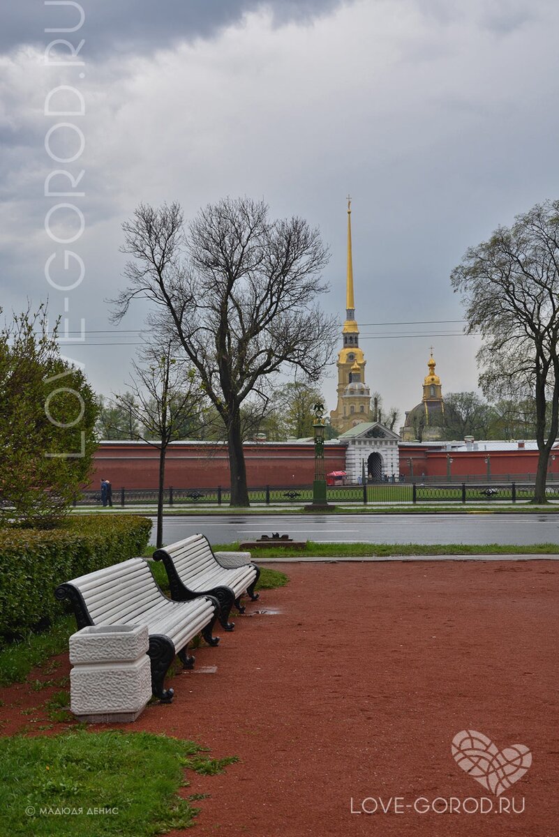 Вид с Троицкой площади на Петропавловскую крепость.
