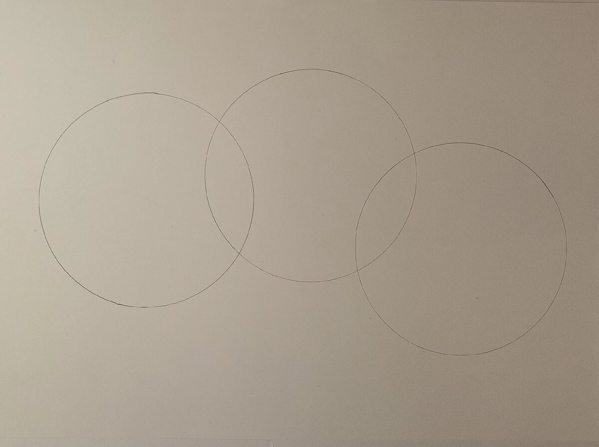 Рисуем 3 пересекающихся круга. Используем трафарет