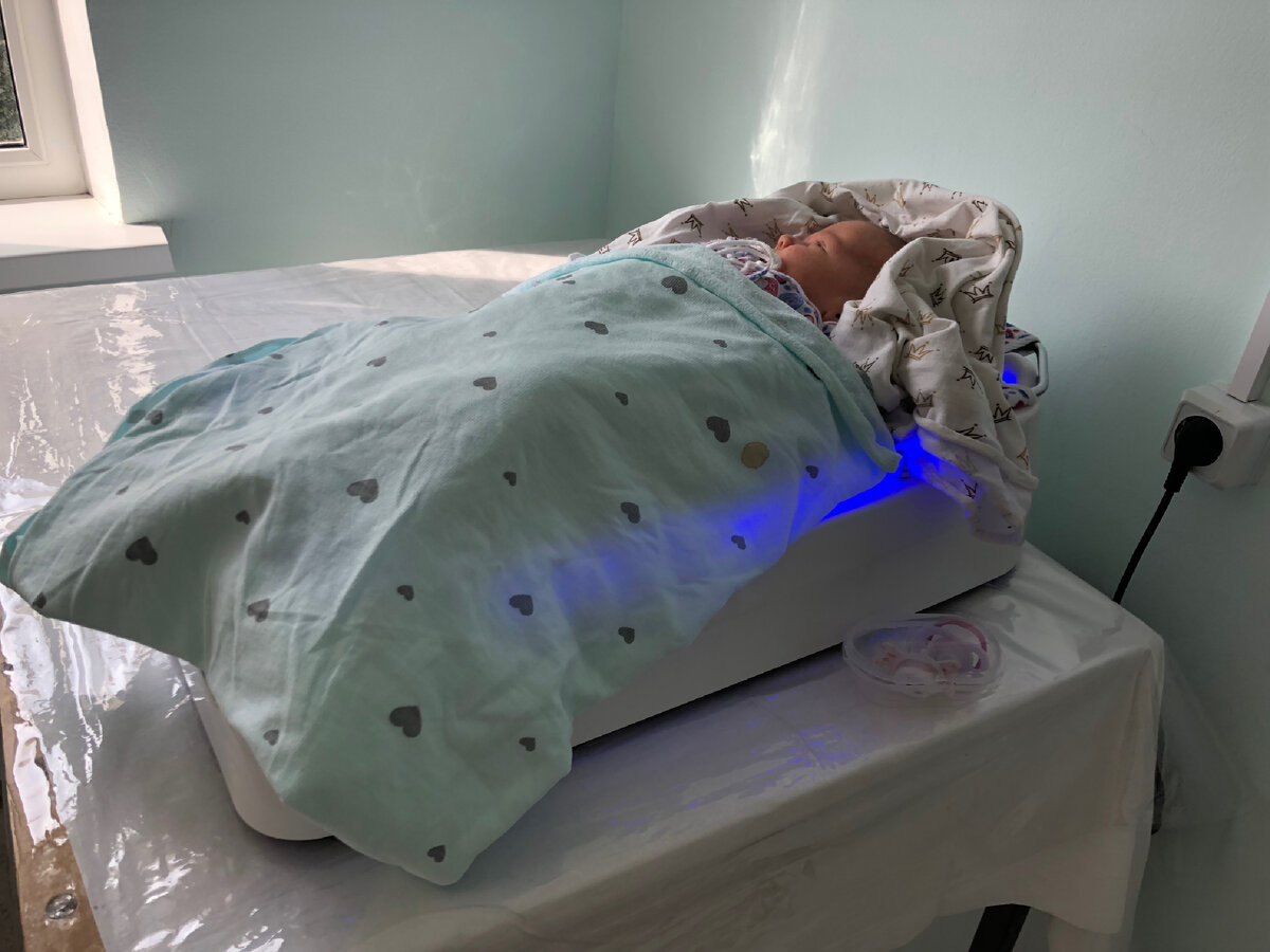 Лежим светимся под лампой