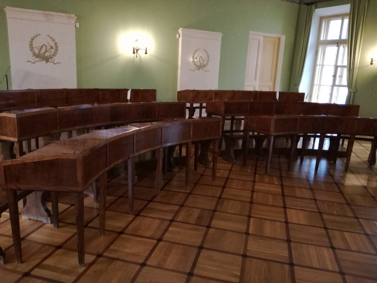 Фото автора. Класс А. С. Пушкина, который сидел на последней парте, в Царскосельском Лицее.
