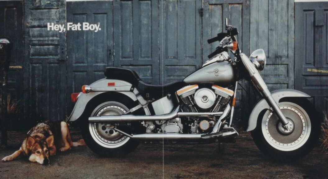 Harley-Davidson впервые выпустил Fat Boy в 1990 году, и с тех пор он стал одним из самых популярных мотоциклов бренда.