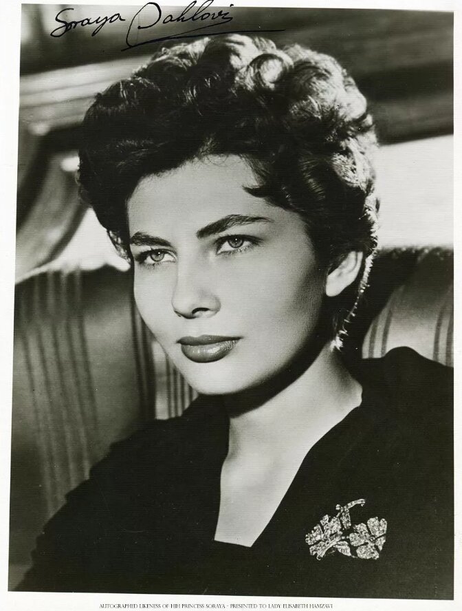 Сорайя впервые увидела шаха Мохаммеда Реза во дворце Гулистан, куда она была приглашена старшей сестрой шаха, принцессой Шанс, на чашку послеполуденного чая.-7