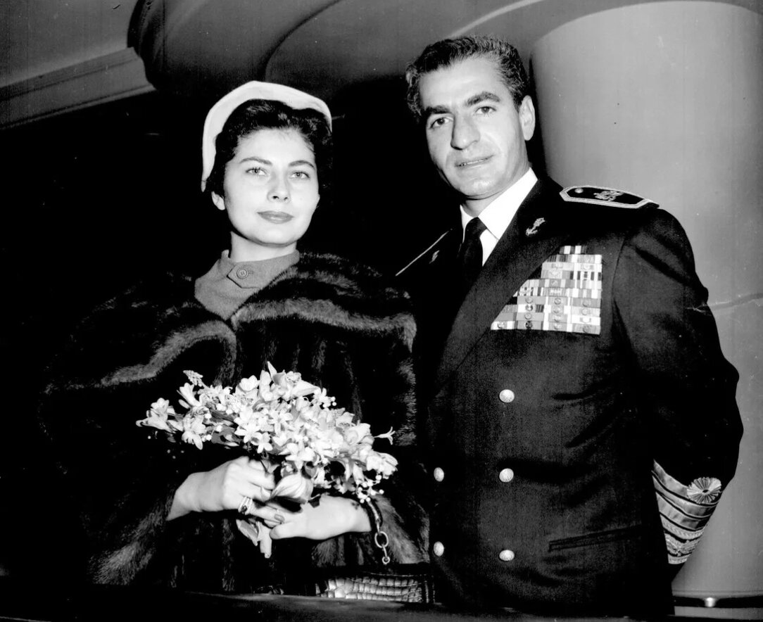 Сорайя впервые увидела шаха Мохаммеда Реза во дворце Гулистан, куда она была приглашена старшей сестрой шаха, принцессой Шанс, на чашку послеполуденного чая.-10