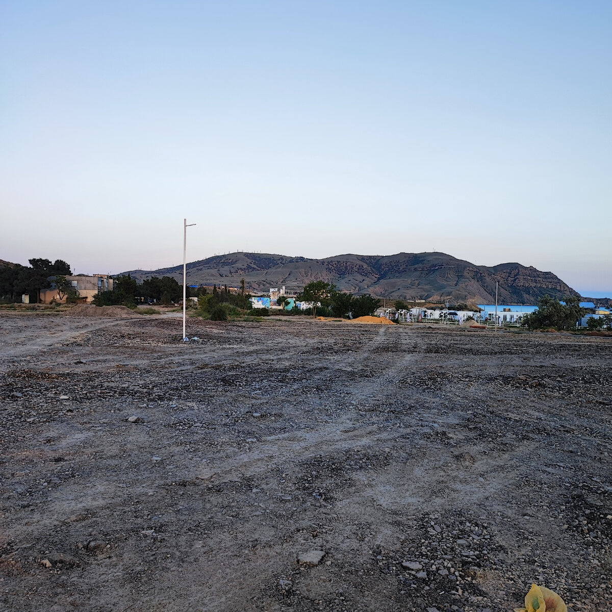 Парковка стала больше, но камушки пока не раскатали