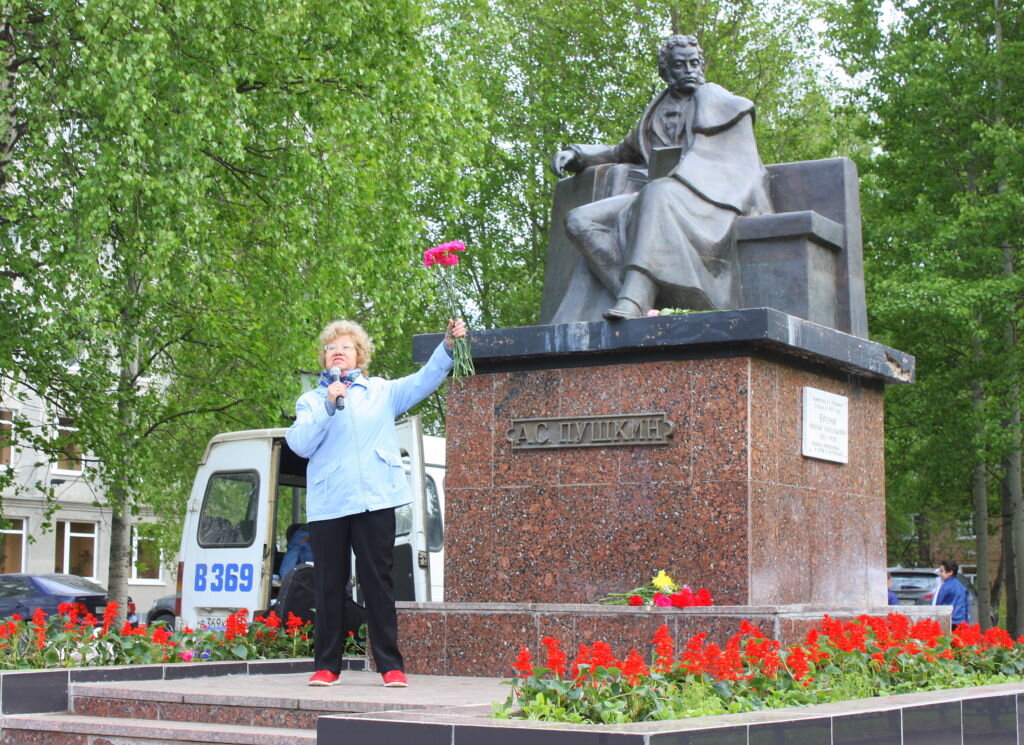 Людмила Николаевна Дудина возле памятника А.С.Пушкину в г.Ухта