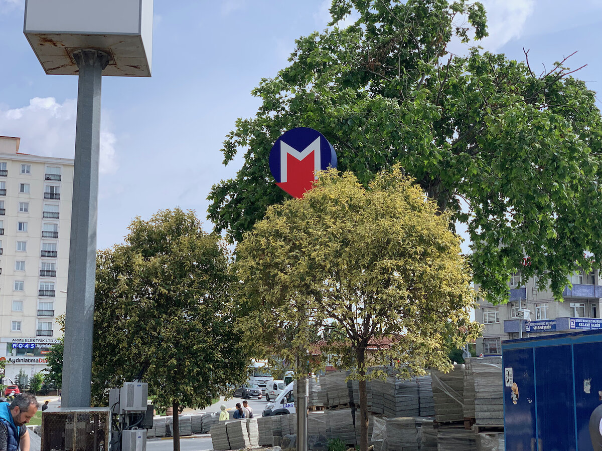 Вход метро обозначается сине-красным логотипом с белой буквой М