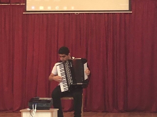 В связи с Международным днём русского языка в Степанакерте состоялся конкурс чтецов. Фоторяд