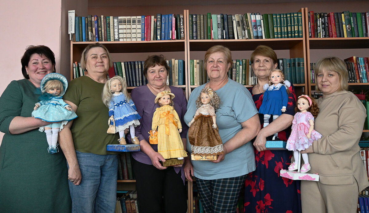 Сельские мастерицы Ирина Петрова, Татьяна Вардугина, Надежда Яркова, Екатерина Дубинина, Татьяна Рожкова и заведующая библиотекой Екатерина Гюнтер