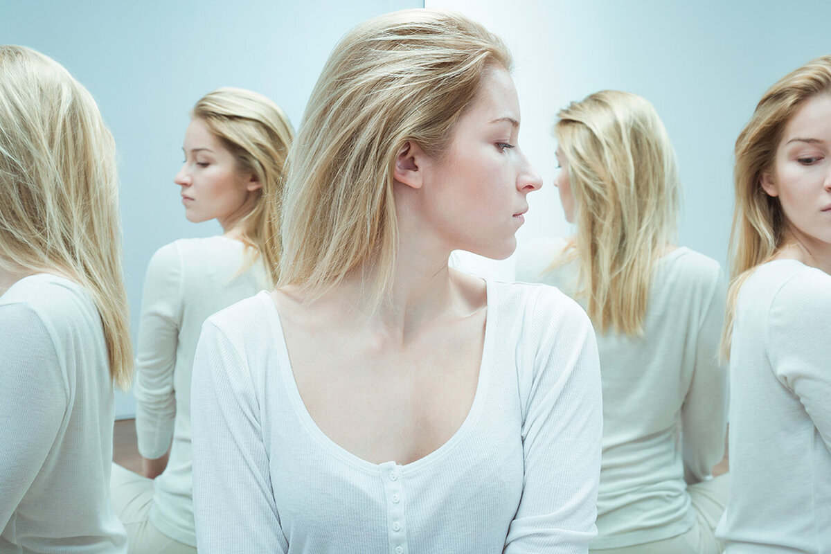 женщина в зеркале. психически расстройство это. комплексы человека. чувство вины. низкая самооценка.