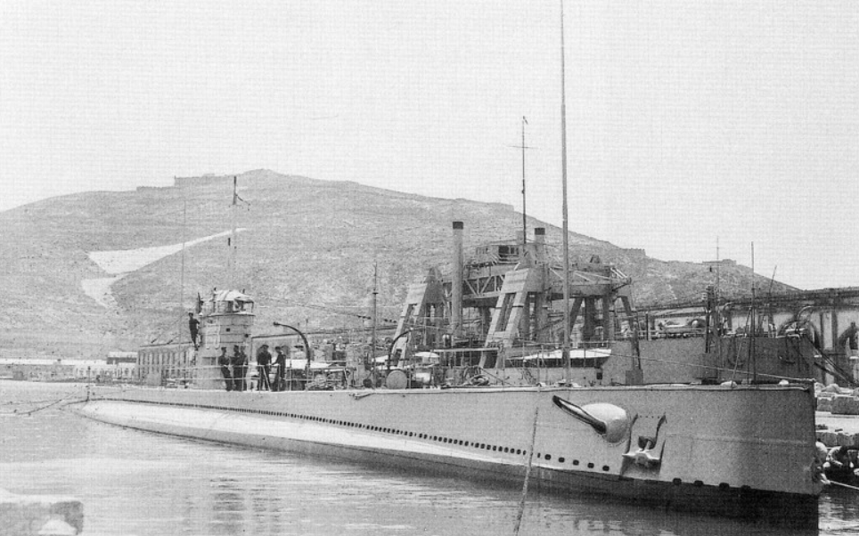 Испанская подводная лодка С-3, однотипная с С-1 и С-6.