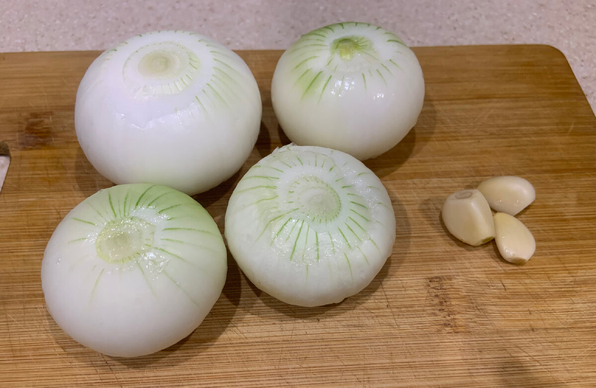 Берем 4 головки лука и 2 зубчика чеснока(чеснок на любителя) *Да и такое большое количество лука, собственно тоже, будет достаточно и 2х головок лука