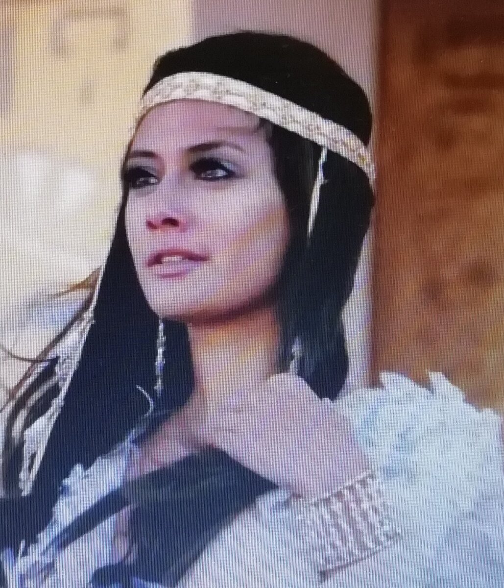 Селимие на прогулке дышит свежим воздухом