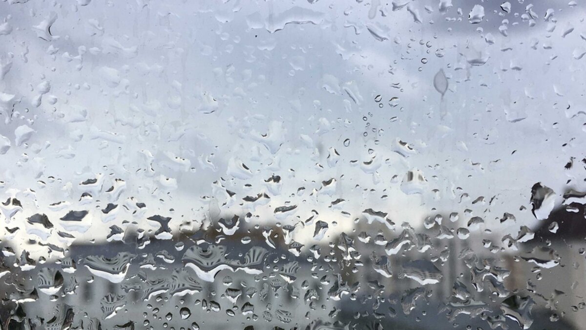     Маршрутный автобус во Владивостоке погрузился под воду практически полностью. Из воды виднеется только крыша. Апокалиптический ливень накрыл Владивосток.