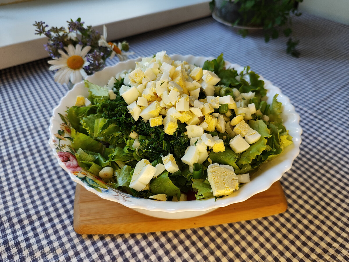 Салат с листьями салата и сыром