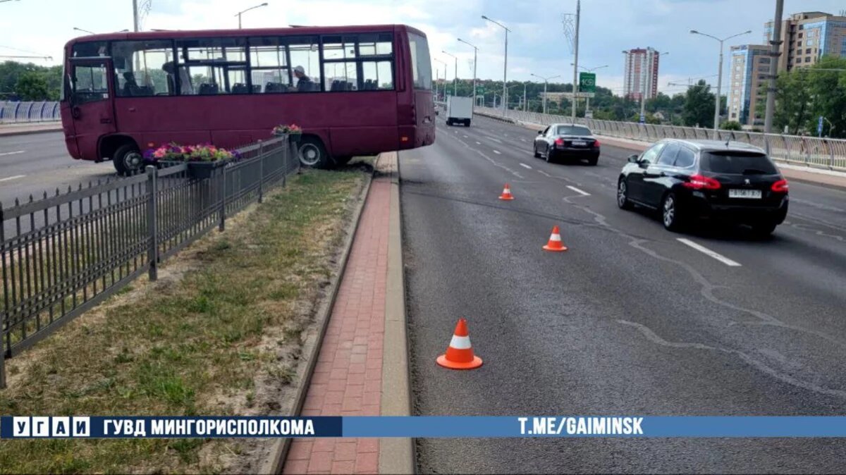 Лом попал в голову водителю автобуса