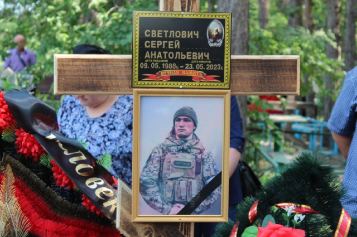 А4 умер на сво. Похороны военнослужащего. Могилы военнослужащих погибших. Кладбище погибших на Украине российских солдат.