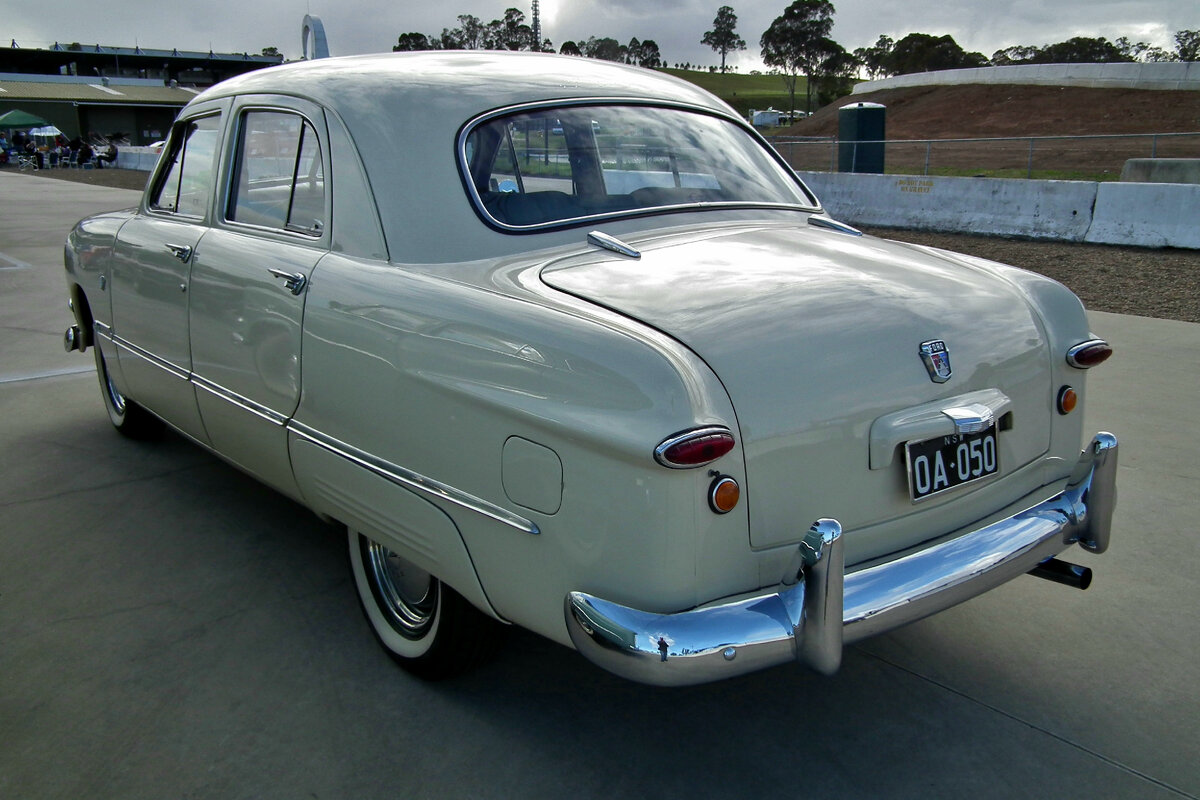 Ford v 8 sedan