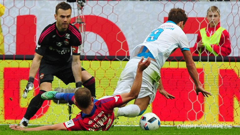    Василий Березуцкий сбивает в штрафной Александра Кокорина.Александр Федоров