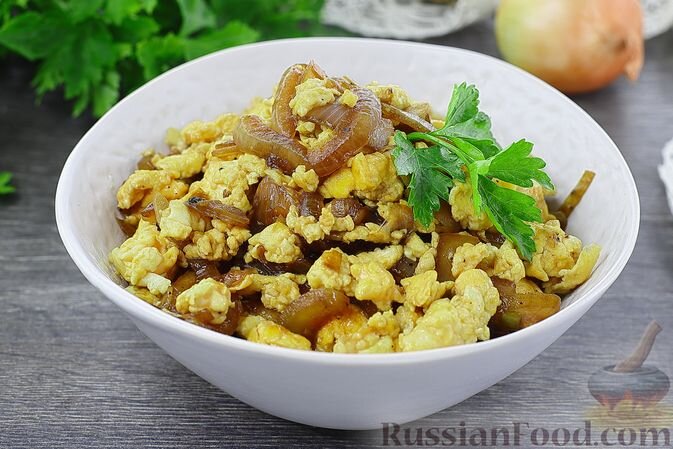 яйца, лук репчатый, соус соевый, масло растительное, перец чёрный молотый, соль