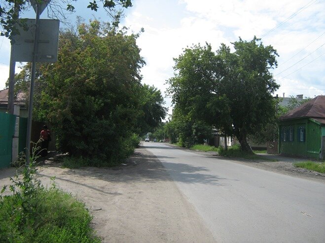 на месте нашего дома пятиэтажка. Справа, за деревьями. 