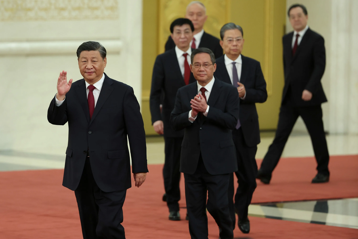 На фото: Си Цзиньпин с чиновниками