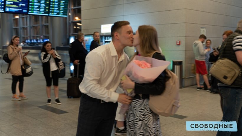 Девочка в аэропорту