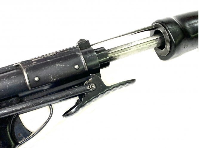 Пистолет-пулемет ЕМС МкIII со сдвинутым вперед цевьем.