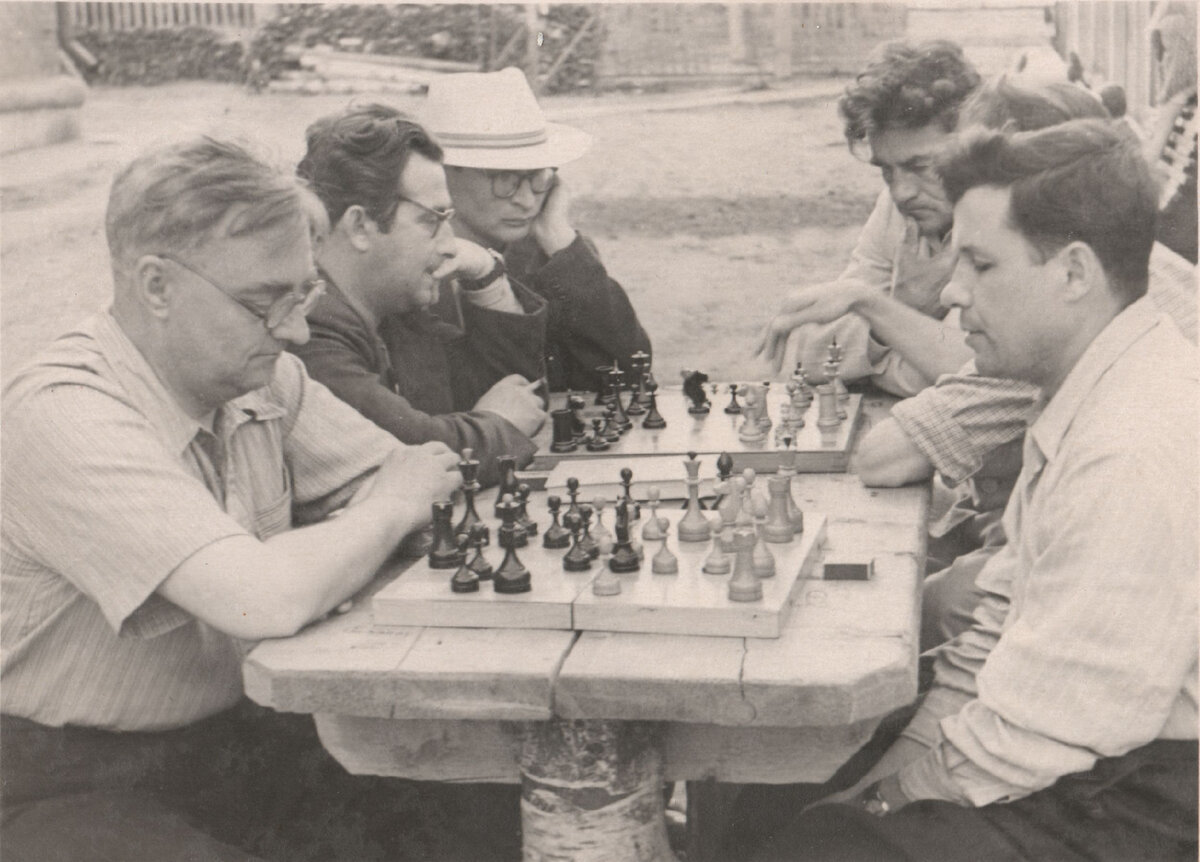 Б.Г. Григорьев и А.А. Александров играют в шахматы (1967)