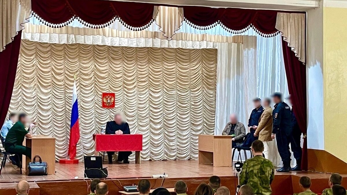     В Красноярске показательно осудили ещё одного контрактника за уход из воинской части. Он отправится в колонию на полтора года.