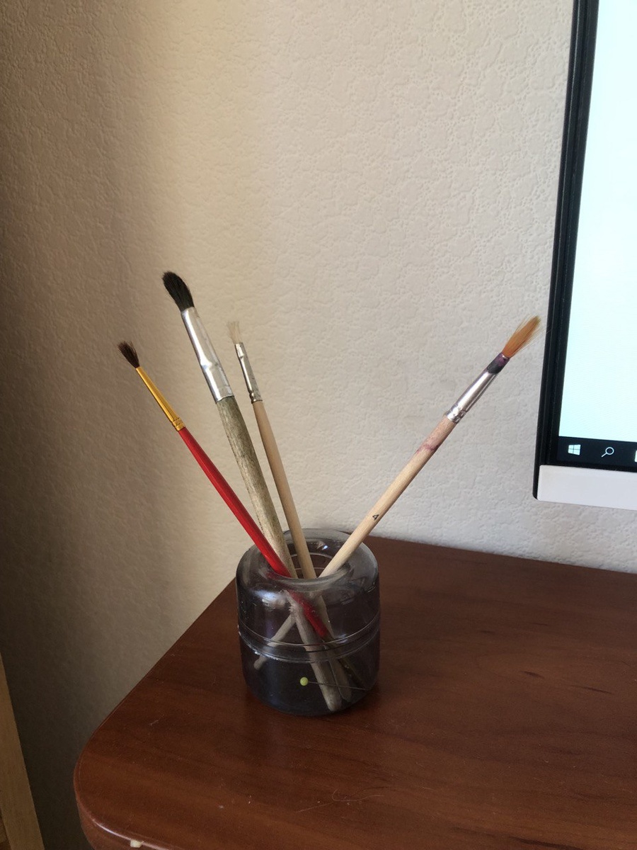 Те самые кисточки в стаканчике, которые творят чудеса.