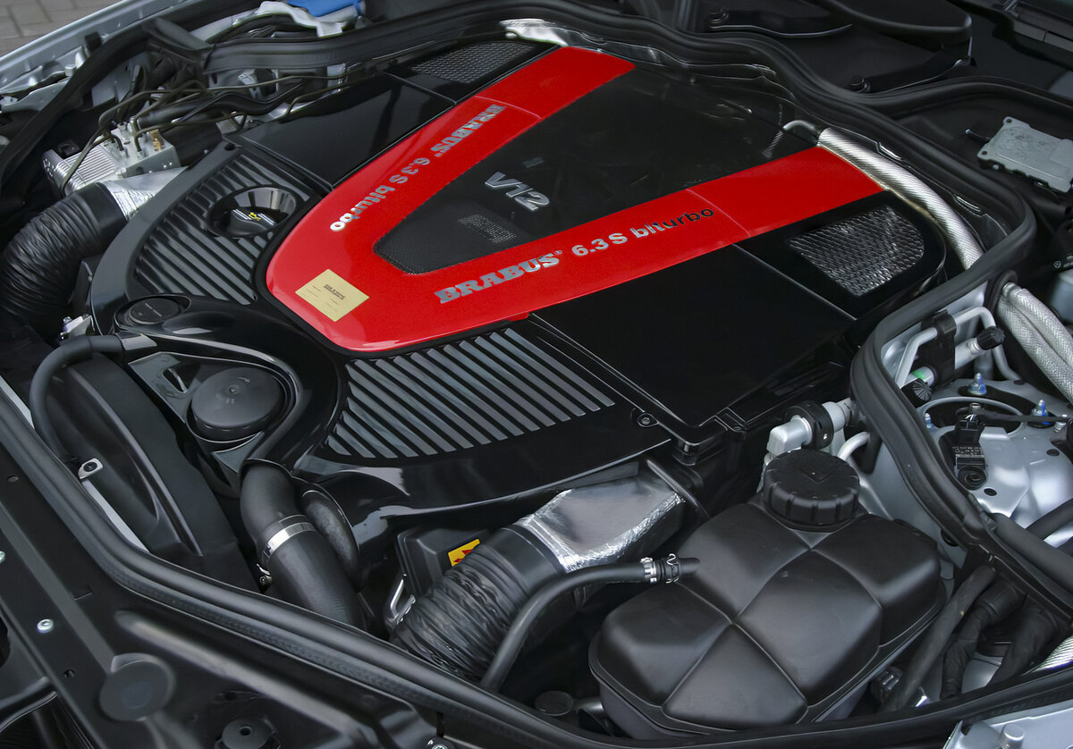    Суперседану пересадили двигатель с двумя турбокомпрессорами от родстера SL 600. Рабочий объем нарастили до 6,3 литров, доработаны головки блока цилиндров, установлены более производительные «улитки», кастомные интеркулеры и спортивный выпускной тракт. Перепрошит электронный управляющий блок. На выходе 730 л.с. и 1320 Нм (ограничены на 1100 Нм), 100 км/ч за 4 секунды, 200 км/ч за 10,5 секунд. Максимальная скорость принудительно лимитирована — 350 км/ч.   
Brabus