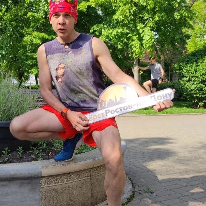 Алексей Соколово играет свою мелодию на 5 верст. Фото из его личного архива. 