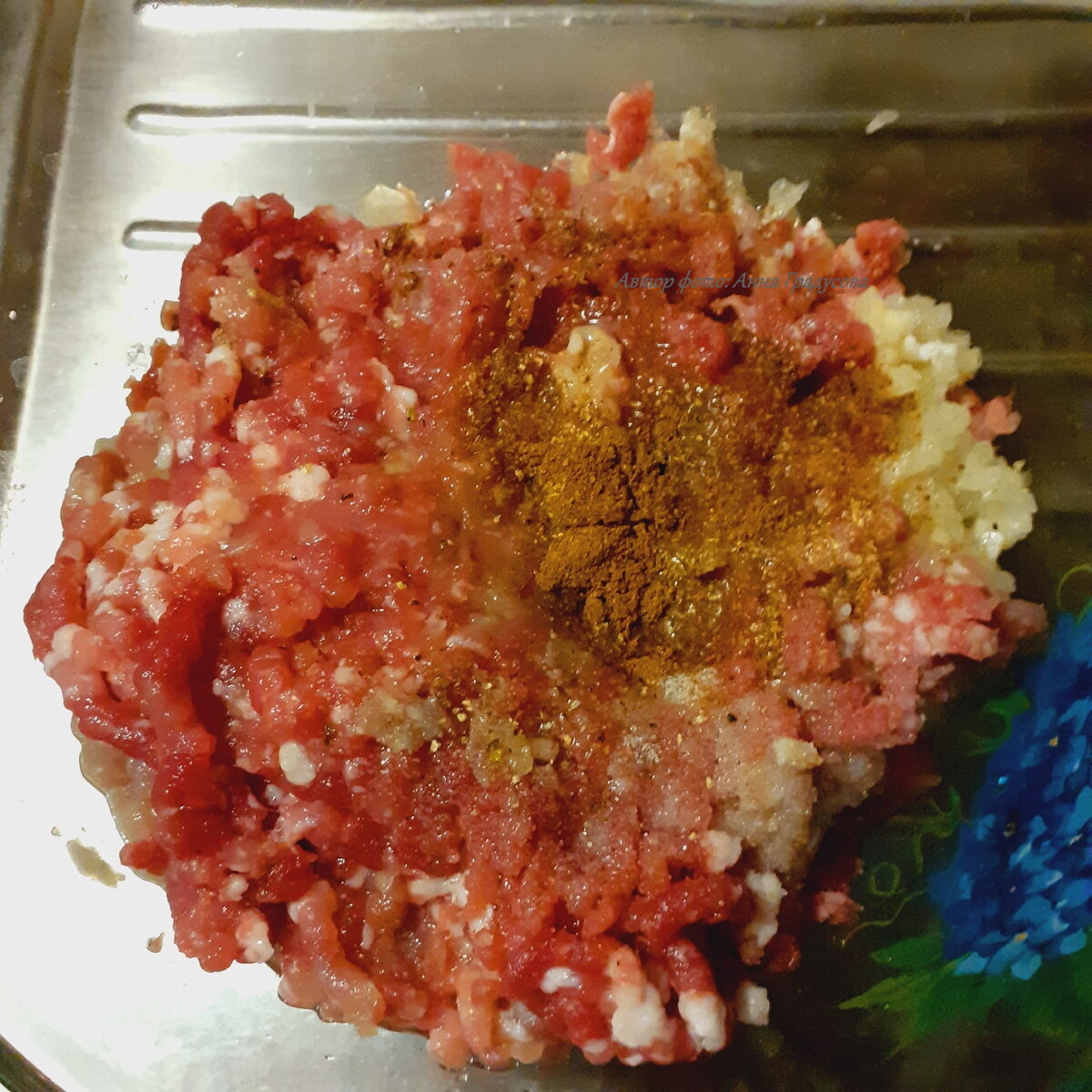 Перемалываем мясо, лук и чеснок на мясорубке с крупной решеткой