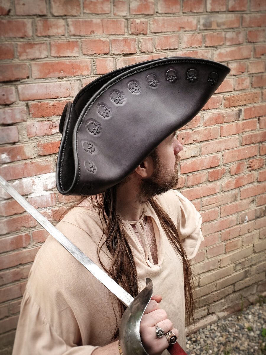 Как сделать треуголку пирата. How to make a pirate's cocked hat