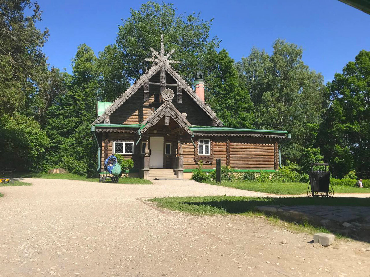 Флигель «Мастерская» в Абрамцево, сейчас здесь выставка керамических изделий
