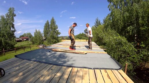 Video herunterladen: У необычного сарая появилась крыша. Жена одна в другой деревне. Жизнь в деревне