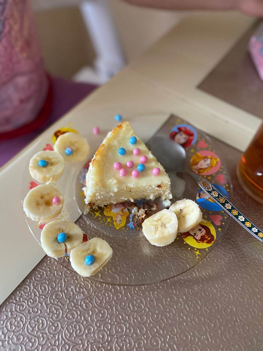 Я конечно кушала без посылок, бананов и сгущёнки, а вот Арина любит, чтоб блюдо было вкусное и красивое и всячески изощряется над подачей. 