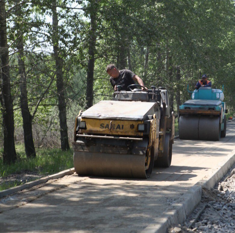 Мэр Иркутска Руслан Болотов проверил ход ремонта улицы Полярной, который выполняют по национальному проекту «Безопасные качественные дороги». Асфальтовое покрытие обновят на участке от Воровского до проезда Морского. Работы идут в соответствии с графиком.