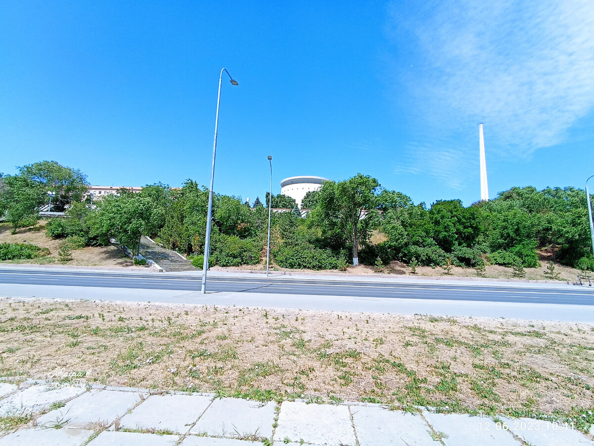 Белое круглое сооружение – это музей "Сталинградская битва".