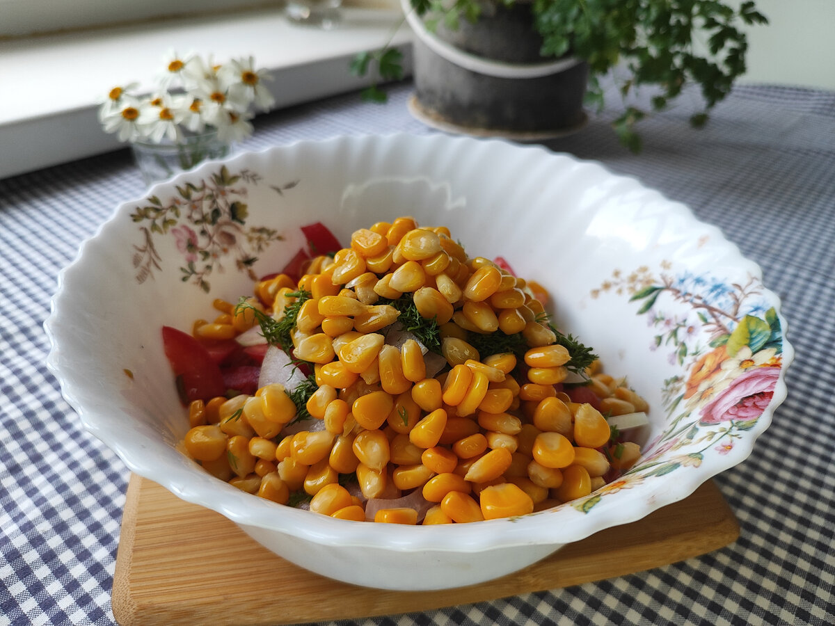 Рыбный салат с кукурузой и яйцом