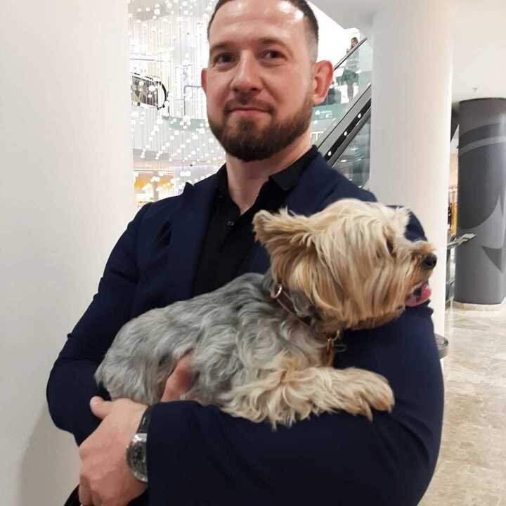     Помощник певицы с псом Филей / Ульяна Калашникова