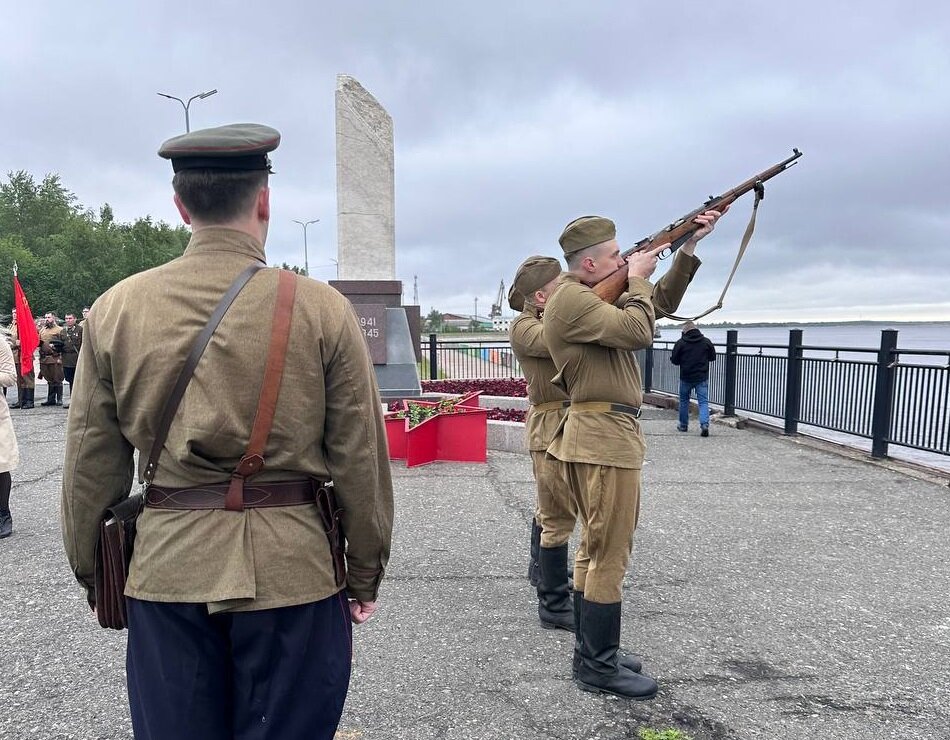    День Памяти и Скорби в Сургуте начался в 4 утра со спуска на воду траурного венка